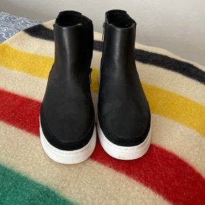 size 9M Timberland Ankle Boots.